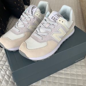 New Balance MOYEN size 9, Brand New